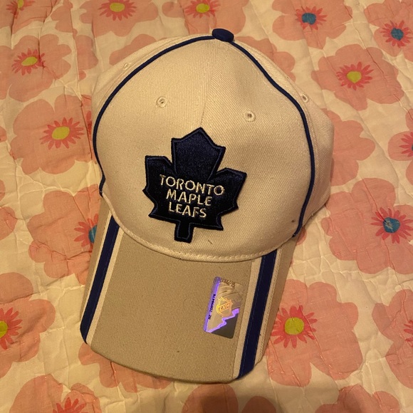 Maple Leafs cap - Picture 1 of 2